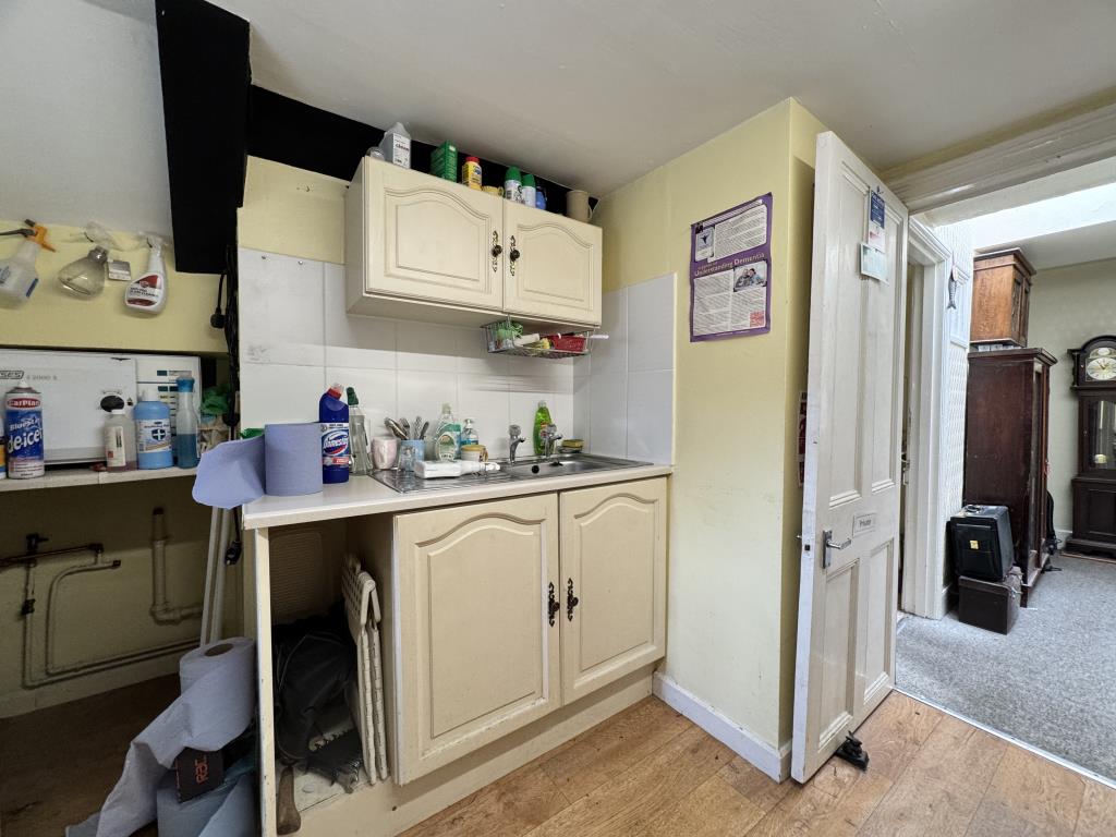 Lot: 31 - COMMERCIAL PROPERTY IN CENTRAL TOWN CENTRE LOCATION - Kitchen Area